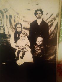 Брат Сергея Федоровича  - Григорий с женой Евдокией  и детьми: Павел стоит, Тамара-на руках у матери.