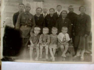 Байкит. Сентябрь 1941.Первый слева во втором ряду Козяев А.М.,вторая женщина справа его мама Козяева Федосья Евсеевна.