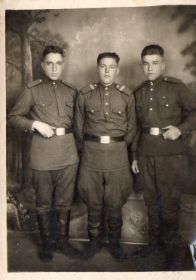 Рыкалов Алексей, старший сын, на службе в рядах Советской Армии. 1953год. Город Владимир Волынский (первый справа).