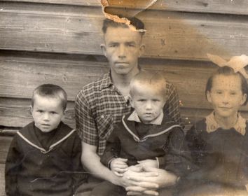 Рыкалов Алексей с детьми (слева - Григорий, названный в честь деда), на руках - Валентин, справа- племянница Татьяна Зимина.