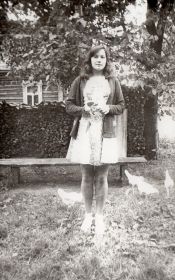 Внучка Григория Алексеевича, дочь Павла, - Татьяна - в деревне Семеновское. 1975год