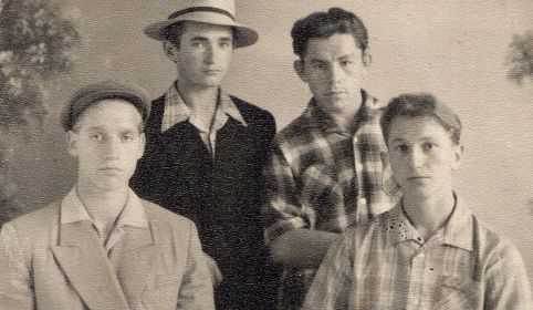 Александр Рыкалов (справа стоит) с друзьми-земляками: Петров Юрий (слева стоит), Валуев Александр (справа сидит).