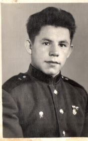 Младший сын Григория Алексеевича, никогда не увидевший отца, - Александр. На службе в армии в г. Новгород Волынский. 1963год.