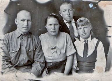 Сажин Пётр Дмитриевич с семьёй