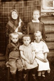 Милкова (Ходыкина) Августа Петровна с матерью Ходыкиной (Кислицыной А.И. и детьми Юрой, Зоей и Галиной.