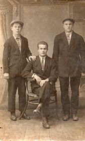 Братья Федоровы слева стоит Павел, сидит Иван, стоит справа Василий