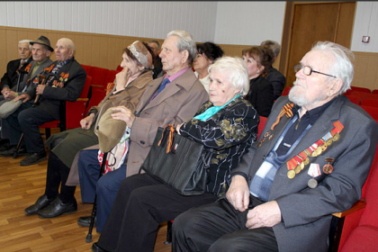 Посредине Гумен З.И.с супругом Гумен М.С.