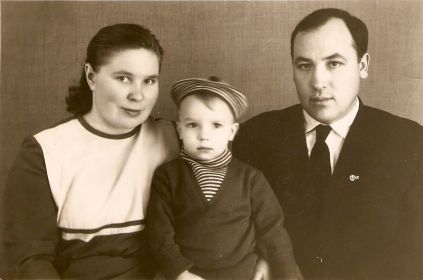 Младший брат Шишова Ивана Ефимовича по отцу - Шишов Анатолий Ефимович ( 1935 г.р.) с супругой и дочерью