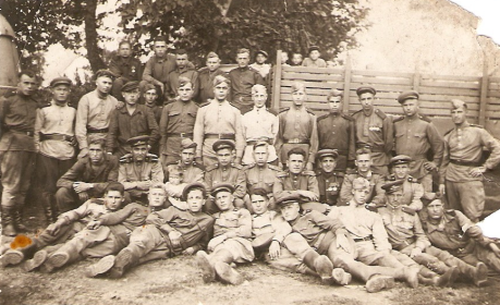 Фотография моего отца Шишова Дениса Ефимовича , сразу после войны ( отец -старшина , в центре )