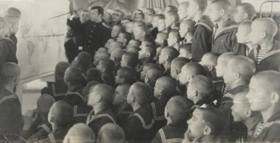 1944г. Мл. л-нт Тартанов А.Г. рассказывает молодым матросам Объединенной школы ВМФ о положении на фронтах, морях и океанах Второй мировой войны, г.Энгельс