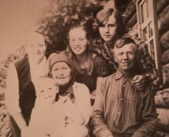 Петр Семенович и женой Надеждой Иосифовной. Слева направо дочь Мария(моя бабушка), дочь Анна, сын Алексей, на руках внук Сергей(сын дочки Ольги)