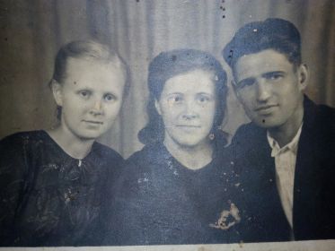 Мария Антоновна( в центре) с первым мужем Николаем Ремизовым и его сестрой Ольгой