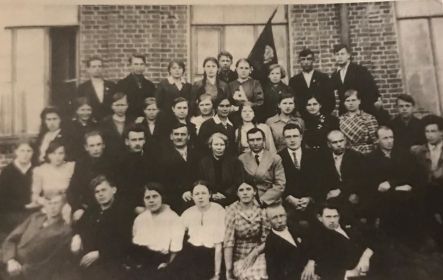 Фото первого выпуска 10 класса  1941 года, который окончил Игорь Титов