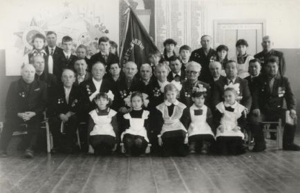 Фронтовики в Лобойковской школе. 1985 г.