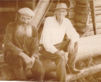 1970 год в деревне Киселиха(справа) Смирнов ВЕ