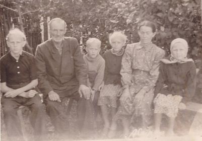Василий Ефимович с женой Анной Михайловной и детьми(нет старшей дочери) 1961г