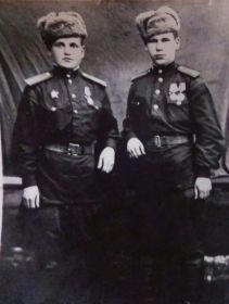 Красотин Сергей (справа) - курсант Черниговского военно-пехотного училища (1945год, декабрь).