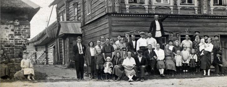 Деревня Валино, дом Малышевых, мужчина в задних рядах в белой рубашке и белой кепке с черным козырьком - Малышев АН