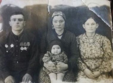 Бероев Алаудин, сестра Маруся в середине с дочкой Алаудина Розой и жена Кесира.