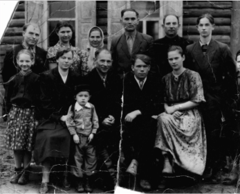 Куриленко Павел Исакович с супругой , детьми , братьями и др.родственниками