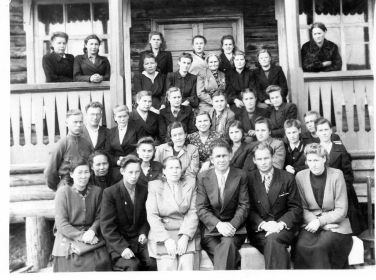 Поселок Байкит.1951 год.Коллектив учителей.Рукосуева Евдокия Петровна, на крыльце справа.