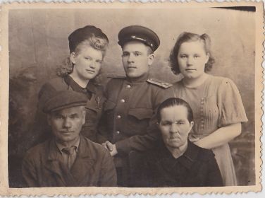 Сидят отец Василий Алексеевич и мама Александра Михайловна, стоят жена Ивана - Валя, брат Иван и сестра Екатерина