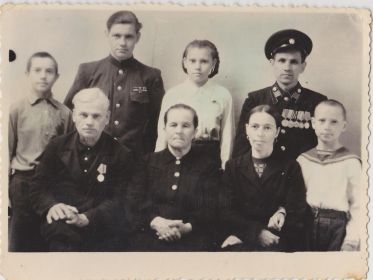 Семья Стрельцовых с родителями Могилкиными после войны