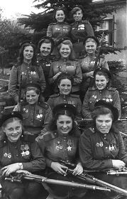 Девушки-снайперы (слева направо): 1-й ряд – гвардии старший сержант В.Н. Степанова , гвардии старший сержант Ю.П. Белоусова , гвардии старший сержант А.Е. Виноградова ; 2-й ряд – гвардии млад...