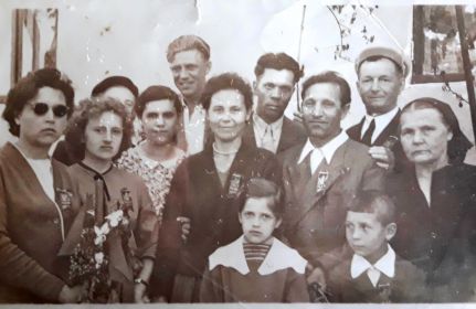 Семья Севастьяновых. 1 мая 1939 года.