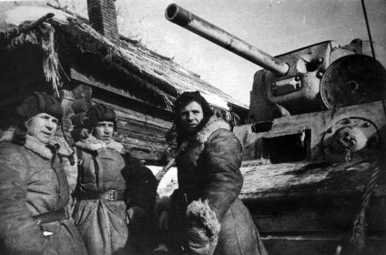 На фото А. Ф. Бурда, Ф. Е. Столярчук,Е. А. Луппов, 1-я гвардейская танковая бригада, Западный фронт, зима 1941—1942 года.