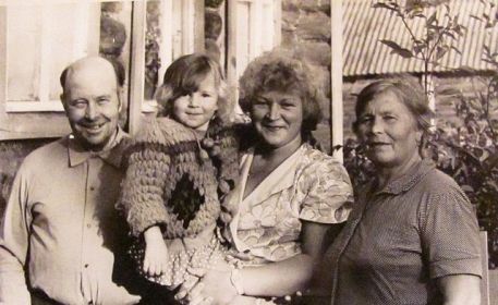 Федор Васильевич, Екатерина Александровна и дочь брата Юрия - Алла- со своей дочкой, д. Алексеево.