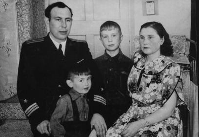 Семья Тартановых в 1955г., Камчатка, база подводных лодок в бухте Тарья (Крашенинникова), пос. Рыбачий.