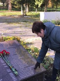 Кисельникова (Петрова) Надежда, внучка Кулагина Г.Ф. на братском захоронении бойцов 328-й СД в г. Донской Тульской области.