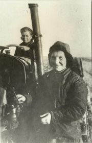 Прасолова (Тихомирова) Анастасия Павловна (1920–1979 гг.), бригадир первой в Подмосковье женской тракторной бригады.