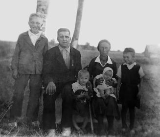 После войны. Д. Гридино. Семья Кулагина П.Ф.: жена Александра, сын Александр (слева), Зина (стоит справа), Римма (с котом), Алексей (на руках у матери).