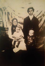 Семья Кулагина Г.Ф.: жена Евдокия, сын Павел, дочь Тамара (на руках у матери).