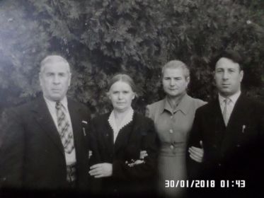 Таланов Антон Ефимович (отец)слева и Таланов Иван Антонович справа с женами.