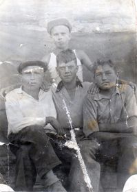 Байкит 1939-40г.В центре возможно Таланов И.Ан.,справа Глушнев П.Аф, воевал с 1942-49.