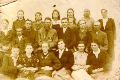 Болховитин Иван Григорьевич в центре. Встреча с односельчанами в 1947 году