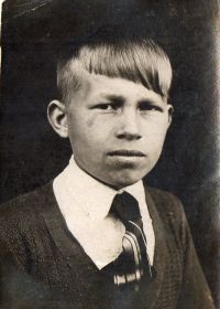 Табунов Владимир-двоюродный брат Василия. Погиб в плену в шталаге Заксенхаузен 3.11.1941г.