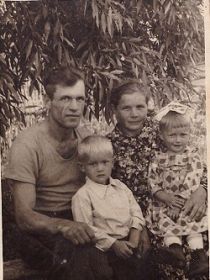 Николай с женой Еленой и детьми