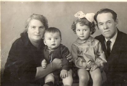 Филимонов Я.И., его жена Надежда Александровна, внуки: Сережа и Марина.