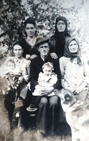 Иван Ильич со свой семьёй.