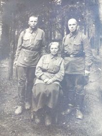 На этом фото мой дед (слева) с командиром и его женой. Снимок сделан 13 октября 1942 года, «по выходу из санчасти». На обороте фото надпись, в которой упоминается эта женщина - «сестра М.В. К...
