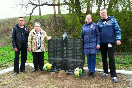 На могиле отца в Белоруссии с родственниками