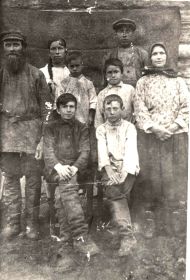Иван Леонов в нижнем ряду справа