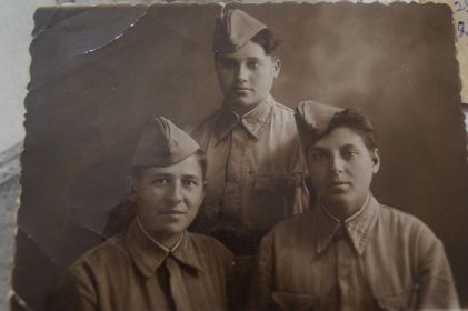 Н.М. Стратийчук (внизу справа) с боевыми подругами 1942 год.