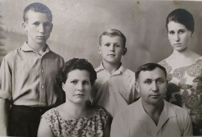 Семья Пастушенко (мирное время) Дедушка, бабушка, их дети: Андрей, Александр, Наталья
