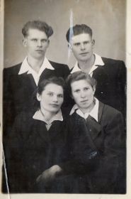 Сыновья Кисельникова Николая Александровича: слева: Александр и его жена Тамара, справа: Анатолий и его жена Валентина.