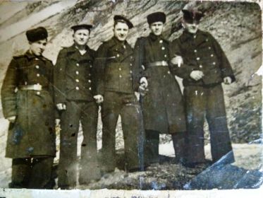 Моряки на  Сахалине . 2-ой справа Хмара Пётр Стефанович 1947год . 69погранотряд